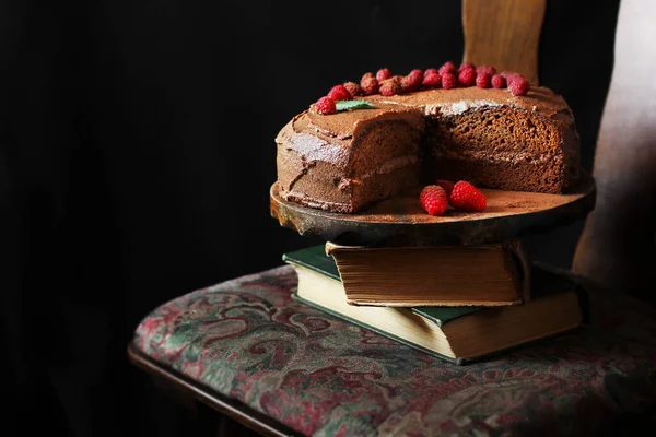 Gâteau Chocolat Aux Framboises Gâteau Sur Fond Sombre Livres Bonbons — Photo