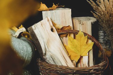 Siyah arka planda sonbahar yaprakları ve yakacak odunları. Duvar Kağıdı