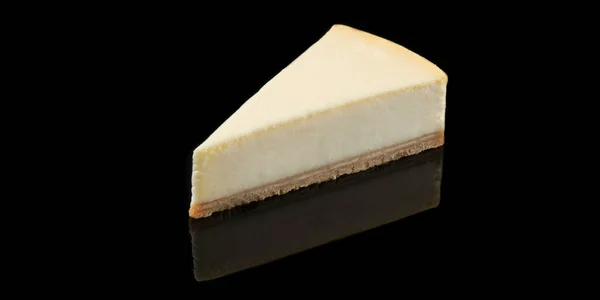 Siyah yüzeyde yansımalı New York peynirli keki. Beyaz tatlı. Siyah arka plan, izole. E-ticaret çekimi