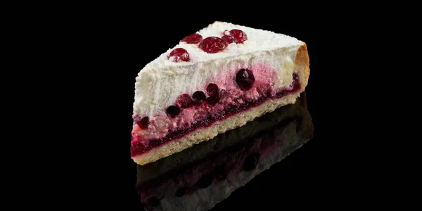 Frenk üzümlü tatlı. Siyah yüzeyinde kırmızı böğürtlenli beyaz pasta. Siyah arka plan, izole. E-ticaret çekimi