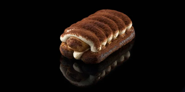 Siyah arkaplanlı tiramisu tatlısı. Yansımalı, izole. E-ticaret çekimi