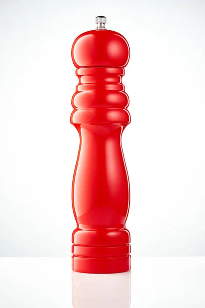 Beyaz arka planda izole edilmiş parlak kırmızı biber kutusu. Modern güzel biber karıştırıcı.         