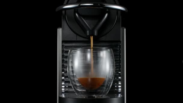 Schwarze Kaffeemaschine Mit Glänzenden Metalldetails Die Frisches Heißgetränk Die Glasschale — Stockvideo