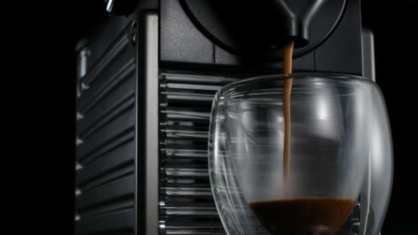 Černý Kávovar Lesklými Kovovými Detaily Nalévání Čerstvého Horkého Nápoje Skleněného — Stock video