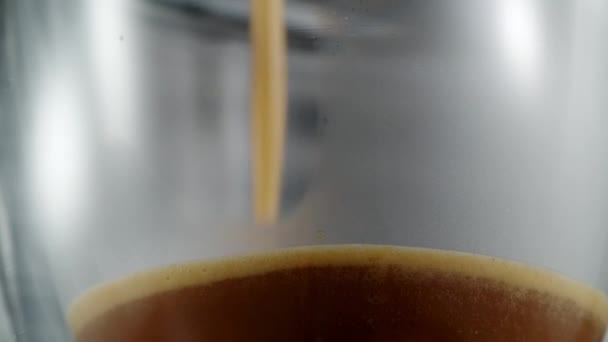 Szklana Filiżanka Wypełnia Się Gorącą Świeżą Kawą Ekstremalne Zbliżenie Bąbelki — Wideo stockowe