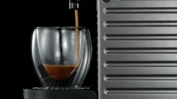 Parlak Metal Detayları Olan Sade Kahve Makinesi Cam Bardağa Taze — Stok video