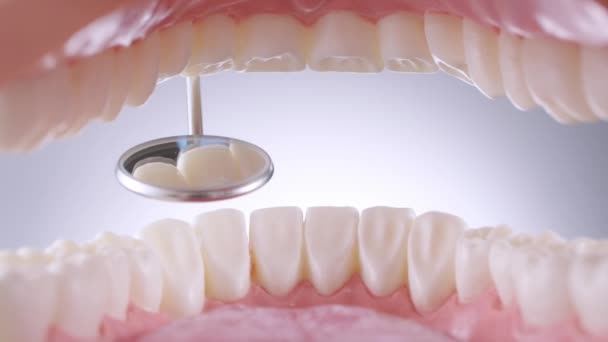 Il dentista ispeziona i denti con lo specchio — Video Stock