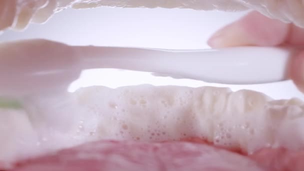 Vista interior de los dientes de cepillado — Vídeo de stock