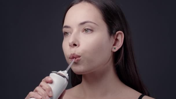 Молодая женщина чистит зубы зубной нитью — стоковое видео