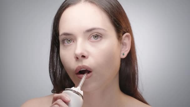 Femme avec dents de nettoyage avec flotteur d'eau 50 fps — Video