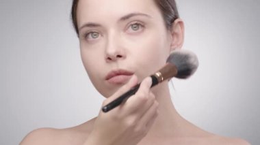 Kadın randevuya hazırlanıyor.