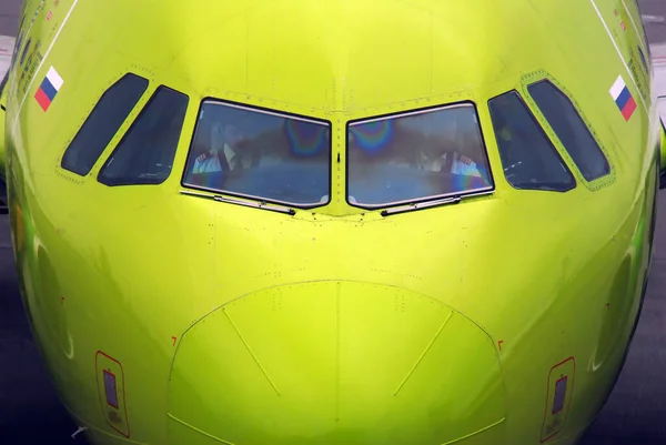Kabina pilota samolotu pasażerskiego blisko. widok z przodu — Zdjęcie stockowe