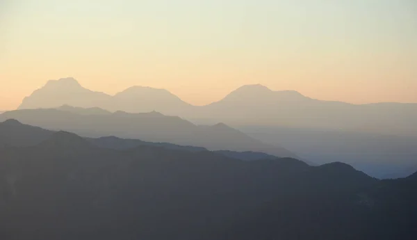 Pôr Sol Nas Montanhas Picos Colinas Contra Céu Bonito — Fotografia de Stock