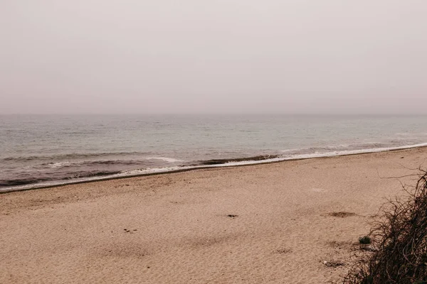 Gündüz Sisli Deniz Kıyısında — Stok fotoğraf