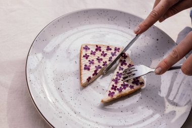 Çiçekli sandviç ve çatallı bıçak.