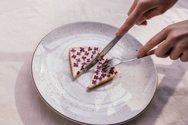 Çiçekli sandviç ve çatallı bıçak.