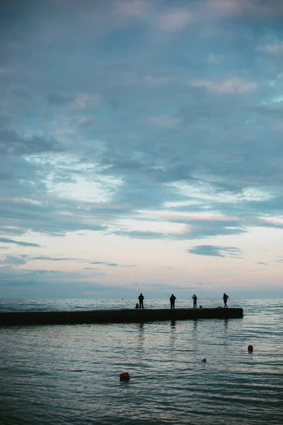 Balıkçılar Iskelede Deniz Gökyüzünün Arka Planında Balık Yakalıyorlar — Stok fotoğraf