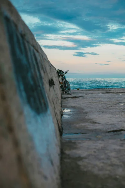 Bisiklet Gökyüzü Denizin Arka Planında Beton Bir Levhada Duruyor — Stok fotoğraf