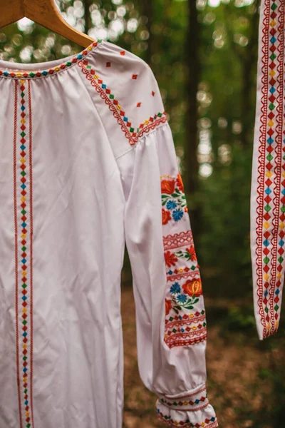 White Ukrainian National Embroidered Dress Belt Hanger Forest Close — Stock Photo, Image