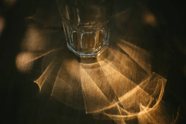 Glasschale Und Sonnenfackel Auf Einem Holztisch — Stockfoto