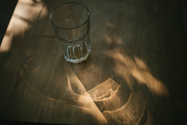 Cam Bardak Güneş Işığı Ahşap Bir Masada Parlıyor — Stok fotoğraf
