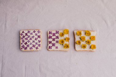 Tabakta çiçekli sandviçler