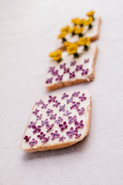 Tabakta çiçekli sandviçler