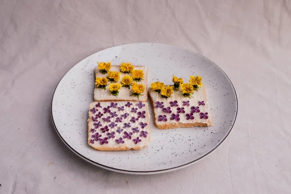 Sandwichs Avec Des Fleurs Sur Une Assiette — Photo