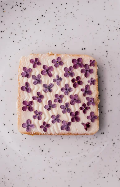 Sandwich Avec Des Fleurs Sur Une Assiette — Photo
