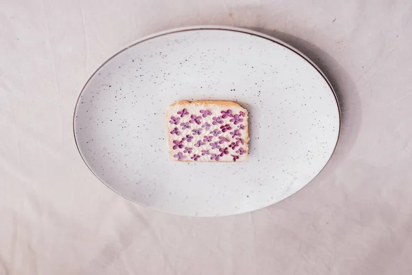 Sandwich Avec Des Fleurs Sur Une Assiette — Photo