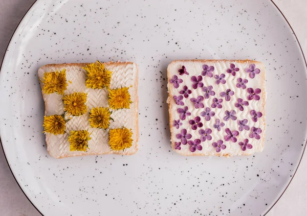 Sandwichs Avec Des Fleurs Sur Une Assiette — Photo