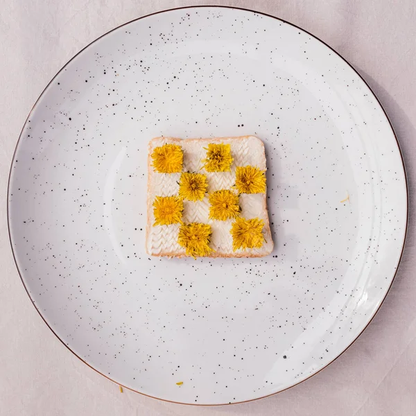 Sandwich Aux Pissenlits Sur Une Assiette — Photo