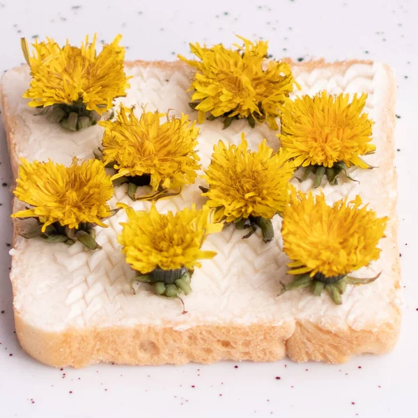 Sandwich Aux Pissenlits Sur Une Assiette — Photo