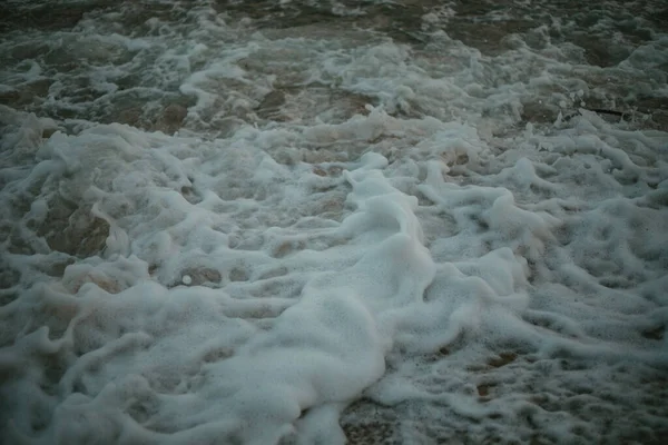 ビーチの近くの海の泡 — ストック写真