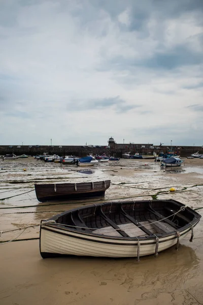 セント アイヴスのボートの眺めイングランドのコーンウォールの干潮時のビーチ — ストック写真