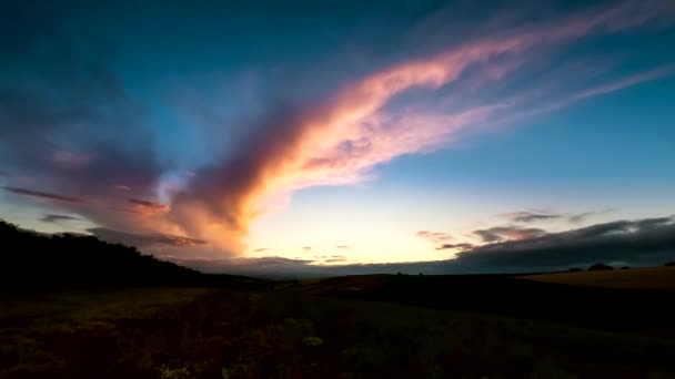 Time Lapse Movie Moln Och Solnedgång Över Fälten — Stockvideo