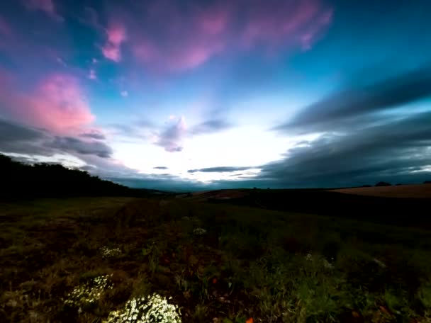 Time Lapse Movie Moln Och Solnedgång Över Fälten — Stockvideo