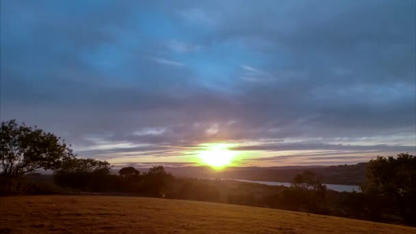 Time Lapse Movie Moln Och Solnedgång Över Fälten — Stockvideo