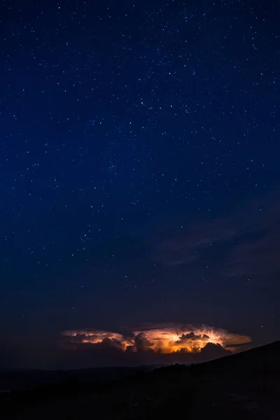 ウェールズのブレコン ビーコンズ国立公園の夜空の星と雷撃 — ストック写真