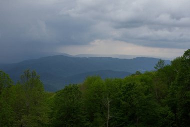Bir yaz fırtınası yaklaşıyor dağlara ve aşağıdaki vadiye..