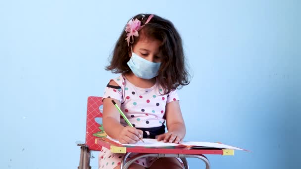 Κοριτσάκι Προστατευτική Μάσκα Γράφοντας Κάνει Σχολική Εργασία Αρχική Σελίδα Σχολική — Αρχείο Βίντεο