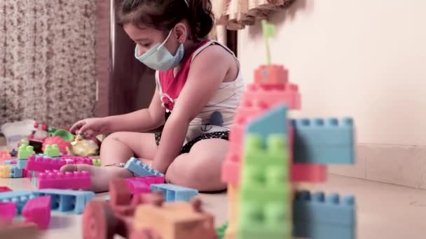 Menina Vestindo Máscara Brincando Com Dados Coloridos Lego Cute Female — Vídeo de Stock