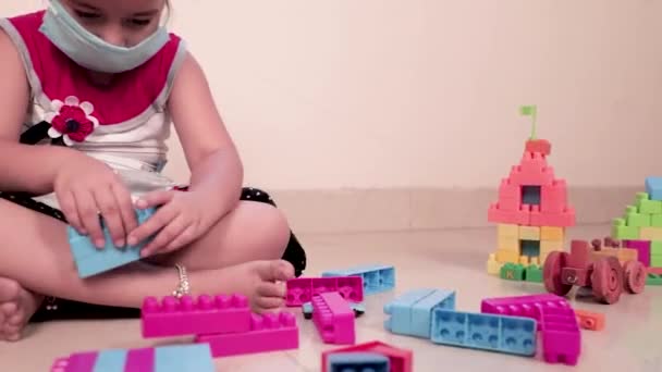 Маленька Дівчинка Масці Грає Барвистими Lego Dices Мила Дівчинка Грає — стокове відео