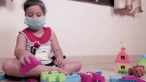 Κοριτσάκι Μάσκα Που Παίζει Πολύχρωμα Ζάρια Lego Χαριτωμένο Θηλυκό Παιδί — Αρχείο Βίντεο