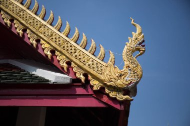 eski Tapınağı çatı eski güzel sıva ile mavi gökyüzü arka plan üzerinde çalışmak.