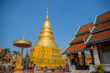 Chiangmai, Tayland - Ekim 29,2015: Wat Phra ki Hariphunchai en ünlüsü tapınakta Lamphun Provincewith mavi gökyüzü, Tayland olduğunu