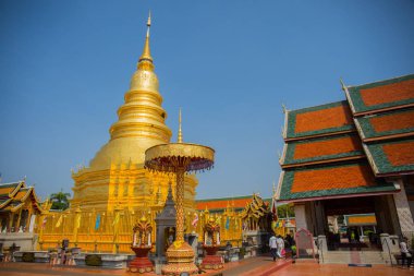 Chiangmai, Tayland - Ekim 29,2015: Wat Phra ki Hariphunchai en ünlüsü tapınakta Lamphun Provincewith mavi gökyüzü, Tayland olduğunu