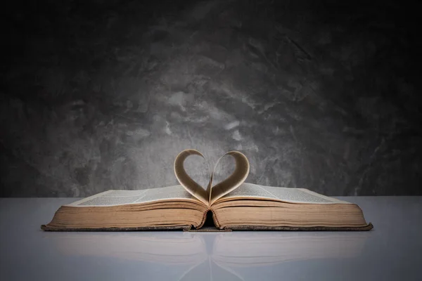 Páginas Livro Que Forma Forma Coração Paixão Pela Leitura — Fotografia de Stock