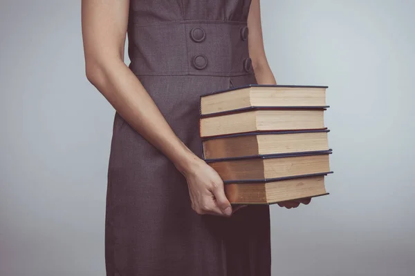 Tom Vintage Mulher Carregando Uma Pilha Livros Escritório — Fotografia de Stock