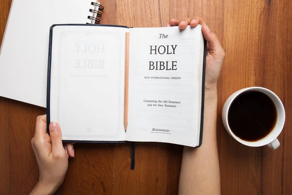 チェンマイ 2015 女性は 神聖な聖書の新しい国際的なバージョンを読んでいます — ストック写真